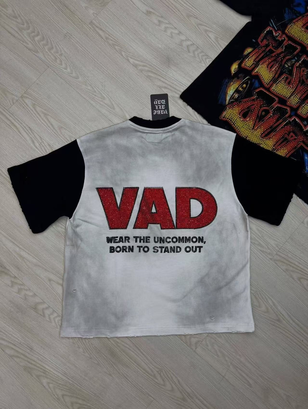 VARE ALL DAY Washed Contrast-Sleeve Graphic T-Shirt