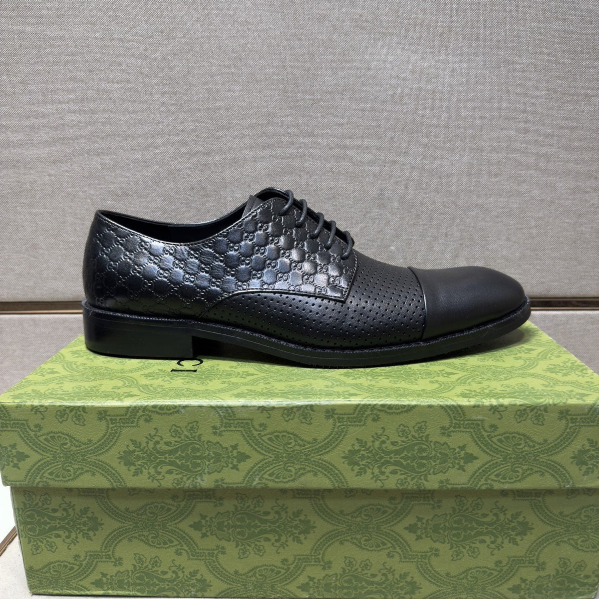 Gucci Men's Black Textured Lace-Up Dress Shoes
